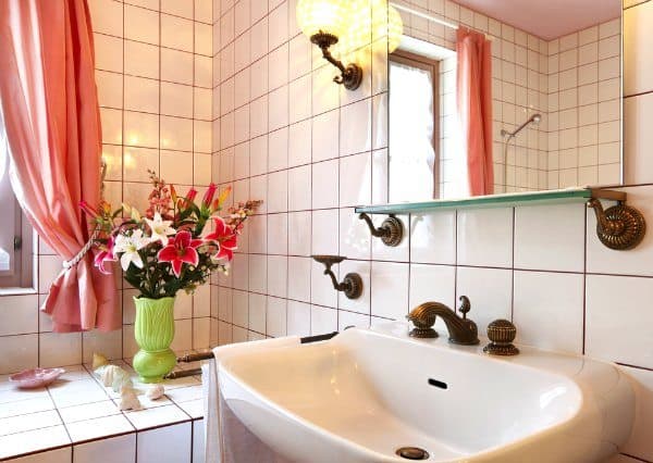 7 Simple Tips for Decluttering Your Bathroom
